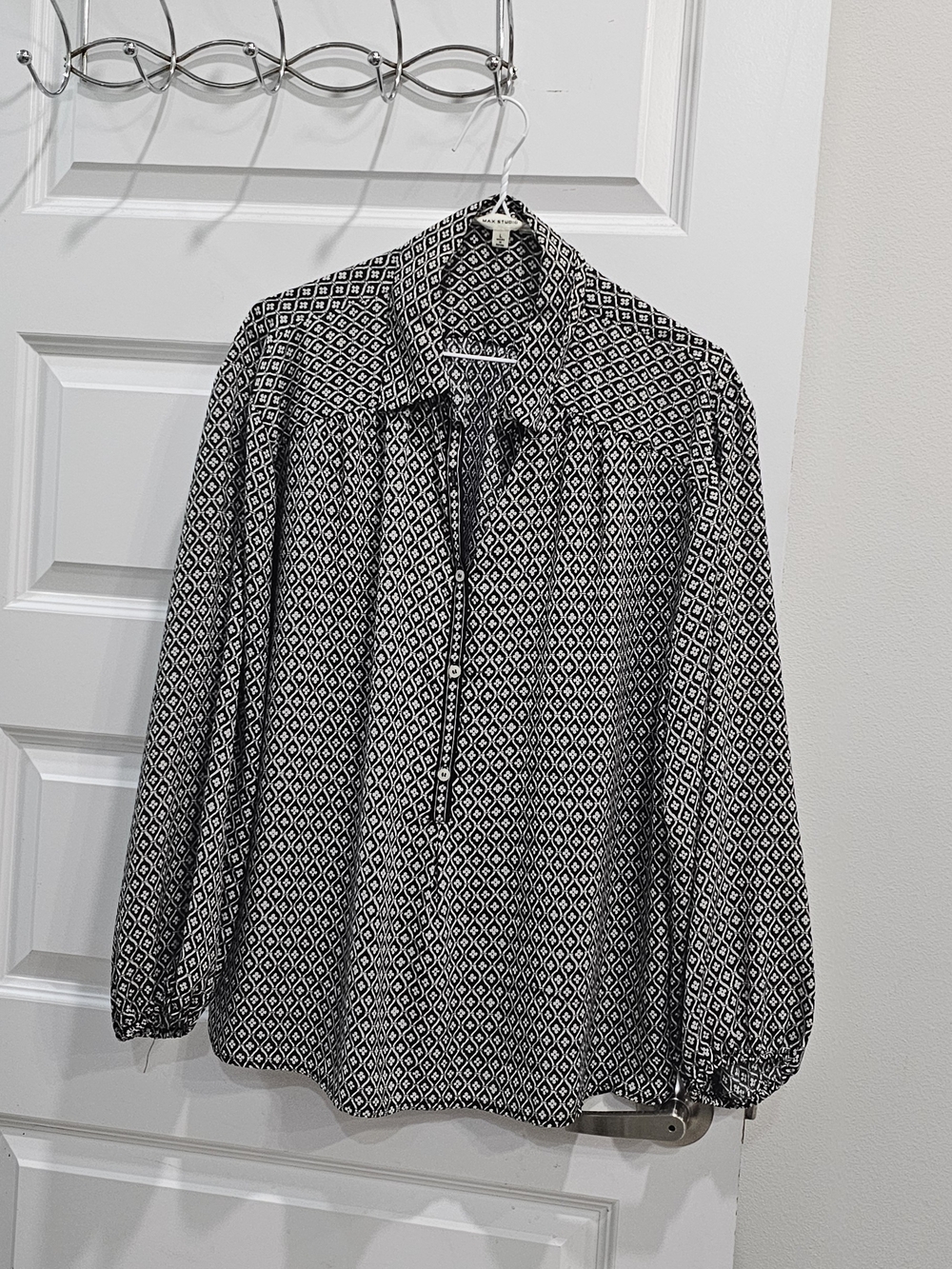 Max Studio Black & White Geometric V-Neck Blouse